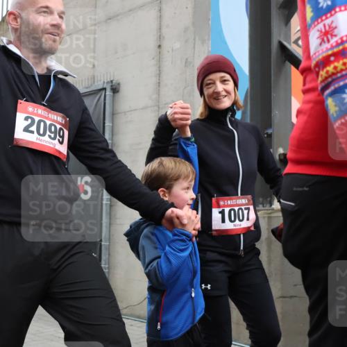 08.12.2024 - St. Pauli X-Mass-Run No. 14 H.Heesch http://msf.ph/oto/7495200 08.12.2024 10:07:31 Ziel 129, 165, 1007, 1720, 2099, 2208, 2843, 2861, 2888, 3338, 3342, 892, 1007, 1124, 1426, 1720, 3153 meine-sportfotos.de