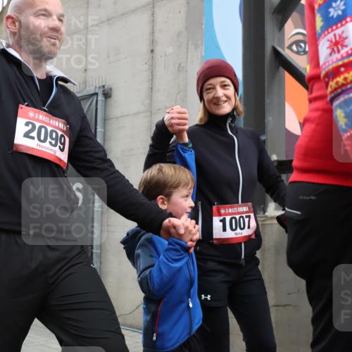 08.12.2024 - St. Pauli X-Mass-Run No. 14 H.Heesch http://msf.ph/oto/7495205 08.12.2024 10:07:31 Ziel 129, 165, 1007, 1720, 2099, 2208, 2843, 2861, 2888, 3338, 3342, 892, 1007, 1124, 1426, 1720, 3153 meine-sportfotos.de