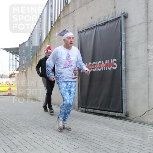 08.12.2024 - St. Pauli X-Mass-Run No. 14 H.Heesch http://msf.ph/oto/7495217 08.12.2024 09:59:45 Ziel 431, 1202, 1802, 1874, 2746, 431, 2746, 2762, 3156, 3157 meine-sportfotos.de