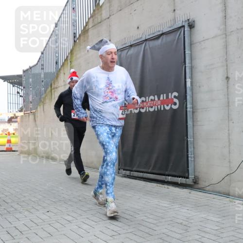 08.12.2024 - St. Pauli X-Mass-Run No. 14 H.Heesch http://msf.ph/oto/7495223 08.12.2024 09:59:45 Ziel 431, 1202, 1802, 1874, 2746, 431, 2746, 2762, 3156, 3157 meine-sportfotos.de