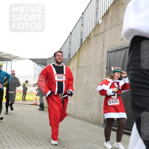08.12.2024 - St. Pauli X-Mass-Run No. 14 H.Heesch http://msf.ph/oto/7495270 08.12.2024 10:07:33 Ziel 129, 165, 1007, 1426, 1720, 2099, 2208, 2843, 2861, 2888, 3153, 3338, 3342, 892, 1124, 1426, 3153 meine-sportfotos.de