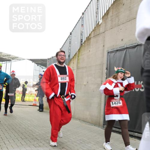 08.12.2024 - St. Pauli X-Mass-Run No. 14 H.Heesch http://msf.ph/oto/7495275 08.12.2024 10:07:33 Ziel 129, 165, 1007, 1426, 1720, 2099, 2208, 2843, 2861, 2888, 3153, 3338, 3342, 892, 1124, 1426, 3153 meine-sportfotos.de
