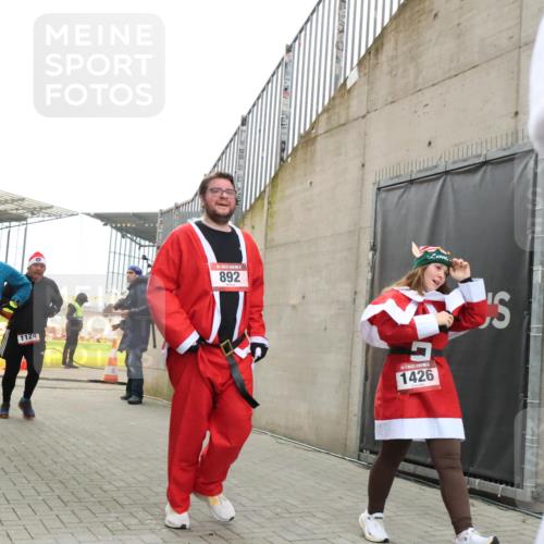 08.12.2024 - St. Pauli X-Mass-Run No. 14 H.Heesch http://msf.ph/oto/7495280 08.12.2024 10:07:33 Ziel 129, 165, 1007, 1426, 1720, 2099, 2208, 2843, 2861, 2888, 3153, 3338, 3342, 892, 1124, 1426, 3153 meine-sportfotos.de