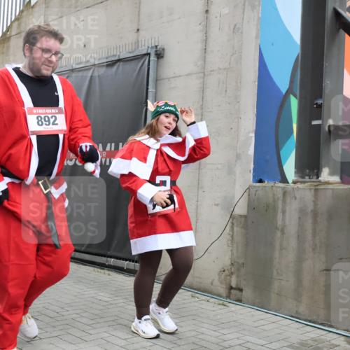 08.12.2024 - St. Pauli X-Mass-Run No. 14 H.Heesch http://msf.ph/oto/7495306 08.12.2024 10:07:34 Ziel 129, 165, 892, 1007, 1426, 1720, 2099, 2208, 2843, 2861, 2888, 3153, 3338, 3342, 892, 1124, 1426, 3153 meine-sportfotos.de