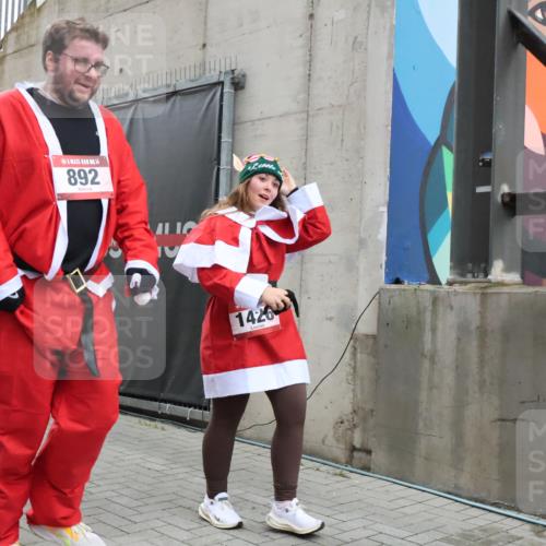 08.12.2024 - St. Pauli X-Mass-Run No. 14 H.Heesch http://msf.ph/oto/7495318 08.12.2024 10:07:34 Ziel 129, 165, 892, 1007, 1426, 1720, 2099, 2208, 2843, 2861, 2888, 3153, 3338, 3342, 892, 1124, 1426, 3153 meine-sportfotos.de