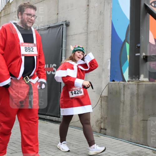 08.12.2024 - St. Pauli X-Mass-Run No. 14 H.Heesch http://msf.ph/oto/7495325 08.12.2024 10:07:34 Ziel 129, 165, 892, 1007, 1426, 1720, 2099, 2208, 2843, 2861, 2888, 3153, 3338, 3342, 892, 1124, 1426, 3153 meine-sportfotos.de