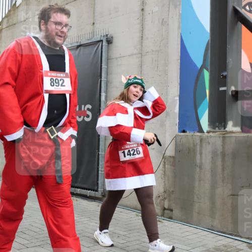 08.12.2024 - St. Pauli X-Mass-Run No. 14 H.Heesch http://msf.ph/oto/7495331 08.12.2024 10:07:34 Ziel 129, 165, 892, 1007, 1426, 1720, 2099, 2208, 2843, 2861, 2888, 3153, 3338, 3342, 892, 1124, 1426, 3153 meine-sportfotos.de