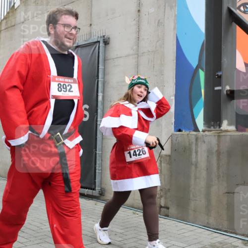 08.12.2024 - St. Pauli X-Mass-Run No. 14 H.Heesch http://msf.ph/oto/7495340 08.12.2024 10:07:35 Ziel 129, 165, 892, 1007, 1426, 1720, 2099, 2208, 2843, 2861, 2888, 3153, 3338, 3342, 892, 1124, 1426 meine-sportfotos.de