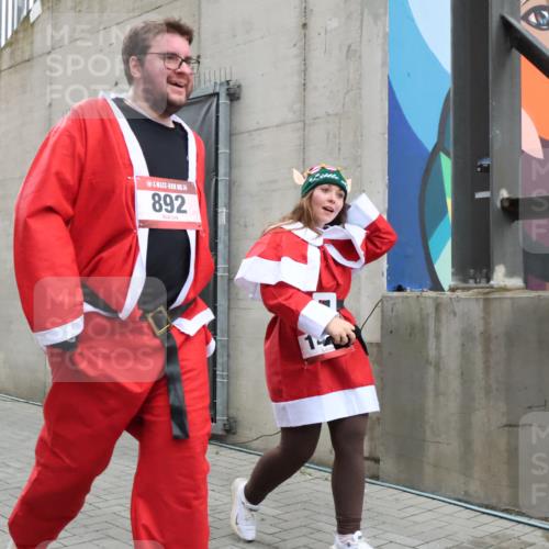 08.12.2024 - St. Pauli X-Mass-Run No. 14 H.Heesch http://msf.ph/oto/7495346 08.12.2024 10:07:35 Ziel 129, 165, 892, 1007, 1426, 1720, 2099, 2208, 2843, 2861, 2888, 3153, 3338, 3342, 892, 1124, 1426 meine-sportfotos.de
