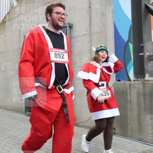08.12.2024 - St. Pauli X-Mass-Run No. 14 H.Heesch http://msf.ph/oto/7495357 08.12.2024 10:07:35 Ziel 129, 165, 892, 1007, 1426, 1720, 2099, 2208, 2843, 2861, 2888, 3153, 3338, 3342, 892, 1124, 1426 meine-sportfotos.de
