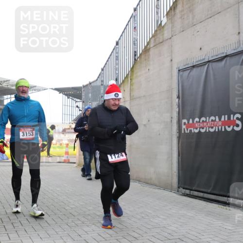 08.12.2024 - St. Pauli X-Mass-Run No. 14 H.Heesch http://msf.ph/oto/7495382 08.12.2024 10:07:36 Ziel 129, 165, 892, 1007, 1124, 1426, 1720, 2099, 2208, 2843, 2861, 2888, 3153, 3338, 3342, 892, 1124 meine-sportfotos.de