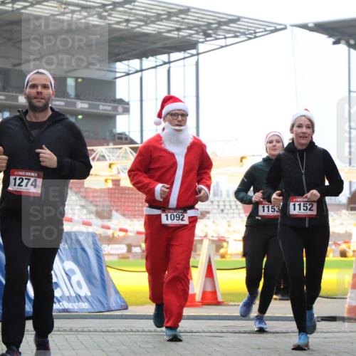 08.12.2024 - St. Pauli X-Mass-Run No. 14 H.Heesch http://msf.ph/oto/7495478 08.12.2024 10:07:53 Ziel 1274, 1092, 1152, 1153, 1274, 1685, 2504, 2505 meine-sportfotos.de