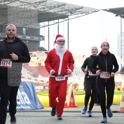 08.12.2024 - St. Pauli X-Mass-Run No. 14 H.Heesch http://msf.ph/oto/7495485 08.12.2024 10:07:53 Ziel 1274, 1092, 1152, 1153, 1274, 1685, 2504, 2505 meine-sportfotos.de