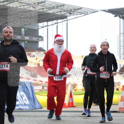 08.12.2024 - St. Pauli X-Mass-Run No. 14 H.Heesch http://msf.ph/oto/7495494 08.12.2024 10:07:53 Ziel 1274, 1092, 1152, 1153, 1274, 1685, 2504, 2505 meine-sportfotos.de