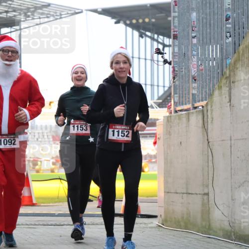 08.12.2024 - St. Pauli X-Mass-Run No. 14 H.Heesch http://msf.ph/oto/7495500 08.12.2024 10:07:53 Ziel 1274, 1092, 1152, 1153, 1274, 1685, 2504, 2505 meine-sportfotos.de
