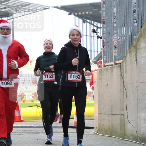 08.12.2024 - St. Pauli X-Mass-Run No. 14 H.Heesch http://msf.ph/oto/7495510 08.12.2024 10:07:54 Ziel 1274, 1092, 1152, 1153, 1274, 1685, 1867, 2504, 2505 meine-sportfotos.de