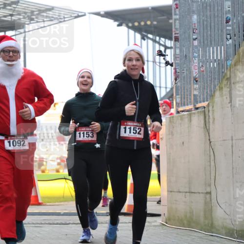 08.12.2024 - St. Pauli X-Mass-Run No. 14 H.Heesch http://msf.ph/oto/7495518 08.12.2024 10:07:54 Ziel 1274, 1092, 1152, 1153, 1274, 1685, 1867, 2504, 2505 meine-sportfotos.de