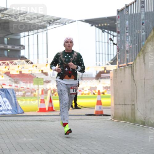 08.12.2024 - St. Pauli X-Mass-Run No. 14 H.Heesch http://msf.ph/oto/7495556 08.12.2024 09:59:54 Ziel 190, 431, 2746, 2762, 3156, 3157, 100, 190, 3156, 3157 meine-sportfotos.de