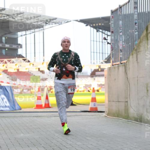 08.12.2024 - St. Pauli X-Mass-Run No. 14 H.Heesch http://msf.ph/oto/7495563 08.12.2024 09:59:54 Ziel 190, 431, 2746, 2762, 3156, 3157, 100, 190, 3156, 3157 meine-sportfotos.de