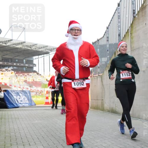 08.12.2024 - St. Pauli X-Mass-Run No. 14 H.Heesch http://msf.ph/oto/7495565 08.12.2024 10:07:56 Ziel 1092, 1152, 1153, 1274, 9, 11, 1092, 1152, 1153, 1685, 1867, 2504, 2505 meine-sportfotos.de