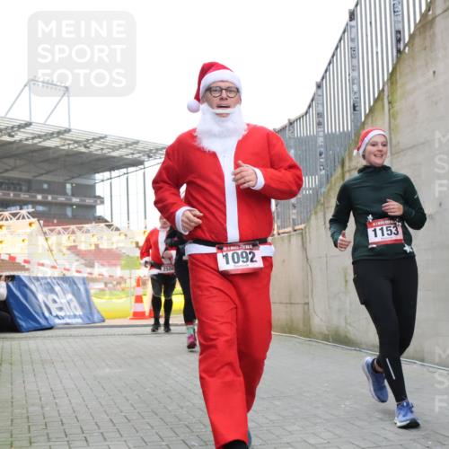 08.12.2024 - St. Pauli X-Mass-Run No. 14 H.Heesch http://msf.ph/oto/7495570 08.12.2024 10:07:56 Ziel 1092, 1152, 1153, 1274, 9, 11, 1092, 1152, 1153, 1685, 1867, 2504, 2505 meine-sportfotos.de