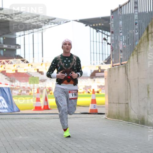 08.12.2024 - St. Pauli X-Mass-Run No. 14 H.Heesch http://msf.ph/oto/7495571 08.12.2024 09:59:54 Ziel 190, 431, 2746, 2762, 3156, 3157, 100, 190, 3156, 3157 meine-sportfotos.de