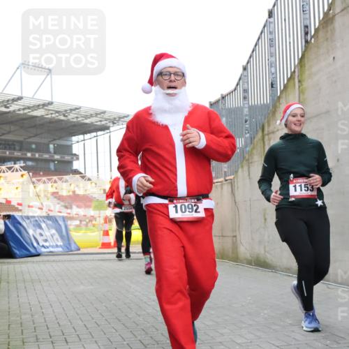 08.12.2024 - St. Pauli X-Mass-Run No. 14 H.Heesch http://msf.ph/oto/7495577 08.12.2024 10:07:56 Ziel 1092, 1152, 1153, 1274, 9, 11, 1092, 1152, 1153, 1685, 1867, 2504, 2505 meine-sportfotos.de