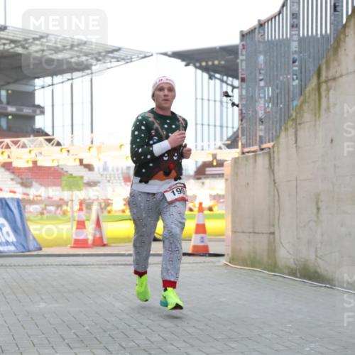 08.12.2024 - St. Pauli X-Mass-Run No. 14 H.Heesch http://msf.ph/oto/7495586 08.12.2024 09:59:54 Ziel 190, 431, 2746, 2762, 3156, 3157, 100, 190, 3156, 3157 meine-sportfotos.de