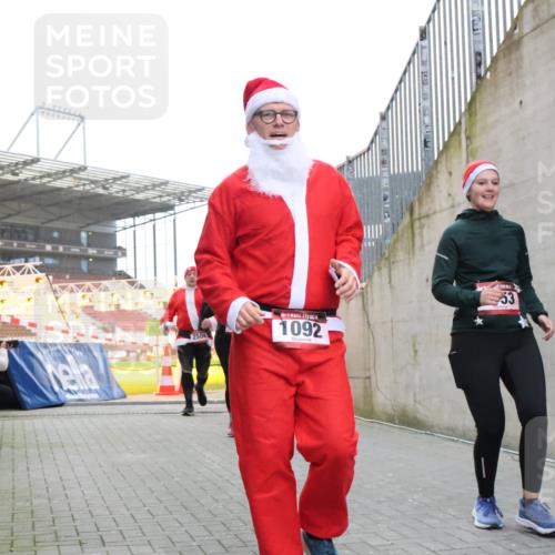 08.12.2024 - St. Pauli X-Mass-Run No. 14 H.Heesch http://msf.ph/oto/7495589 08.12.2024 10:07:56 Ziel 1092, 1152, 1153, 1274, 9, 11, 1092, 1152, 1153, 1685, 1867, 2504, 2505 meine-sportfotos.de