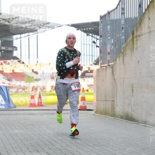 08.12.2024 - St. Pauli X-Mass-Run No. 14 H.Heesch http://msf.ph/oto/7495594 08.12.2024 09:59:54 Ziel 190, 431, 2746, 2762, 3156, 3157, 100, 190, 3156, 3157 meine-sportfotos.de