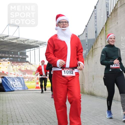 08.12.2024 - St. Pauli X-Mass-Run No. 14 H.Heesch http://msf.ph/oto/7495596 08.12.2024 10:07:56 Ziel 1092, 1152, 1153, 1274, 9, 11, 1092, 1152, 1153, 1685, 1867, 2504, 2505 meine-sportfotos.de