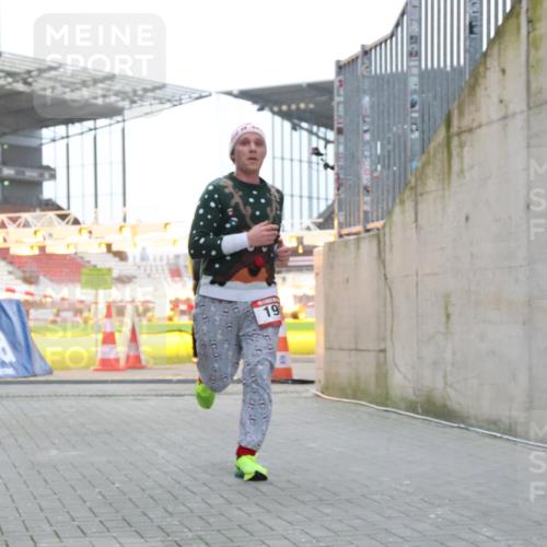 08.12.2024 - St. Pauli X-Mass-Run No. 14 H.Heesch http://msf.ph/oto/7495601 08.12.2024 09:59:54 Ziel 190, 431, 2746, 2762, 3156, 3157, 100, 190, 3156, 3157 meine-sportfotos.de