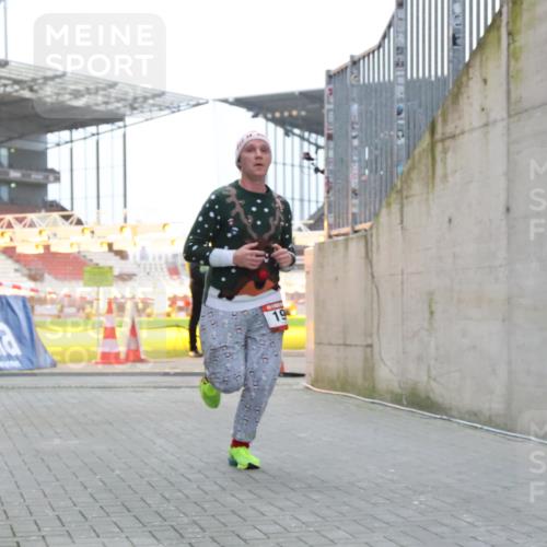 08.12.2024 - St. Pauli X-Mass-Run No. 14 H.Heesch http://msf.ph/oto/7495608 08.12.2024 09:59:54 Ziel 190, 431, 2746, 2762, 3156, 3157, 100, 190, 3156, 3157 meine-sportfotos.de