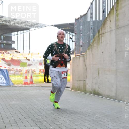 08.12.2024 - St. Pauli X-Mass-Run No. 14 H.Heesch http://msf.ph/oto/7495615 08.12.2024 09:59:54 Ziel 190, 431, 2746, 2762, 3156, 3157, 100, 190, 3156, 3157 meine-sportfotos.de