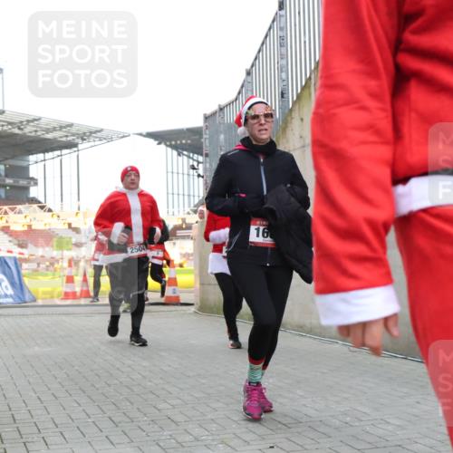08.12.2024 - St. Pauli X-Mass-Run No. 14 H.Heesch http://msf.ph/oto/7495618 08.12.2024 10:07:58 Ziel 1092, 1152, 1153, 1274, 1685, 9, 11, 1092, 1685, 1867, 2350, 2501, 2504, 2505 meine-sportfotos.de