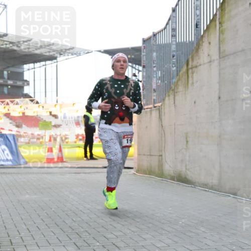 08.12.2024 - St. Pauli X-Mass-Run No. 14 H.Heesch http://msf.ph/oto/7495622 08.12.2024 09:59:54 Ziel 190, 431, 2746, 2762, 3156, 3157, 100, 190, 3156, 3157 meine-sportfotos.de