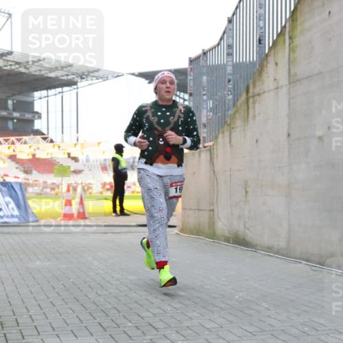 08.12.2024 - St. Pauli X-Mass-Run No. 14 H.Heesch http://msf.ph/oto/7495630 08.12.2024 09:59:54 Ziel 190, 431, 2746, 2762, 3156, 3157, 100, 190, 3156, 3157 meine-sportfotos.de