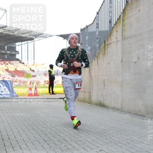 08.12.2024 - St. Pauli X-Mass-Run No. 14 H.Heesch http://msf.ph/oto/7495638 08.12.2024 09:59:54 Ziel 190, 431, 2746, 2762, 3156, 3157, 100, 190, 3156, 3157 meine-sportfotos.de