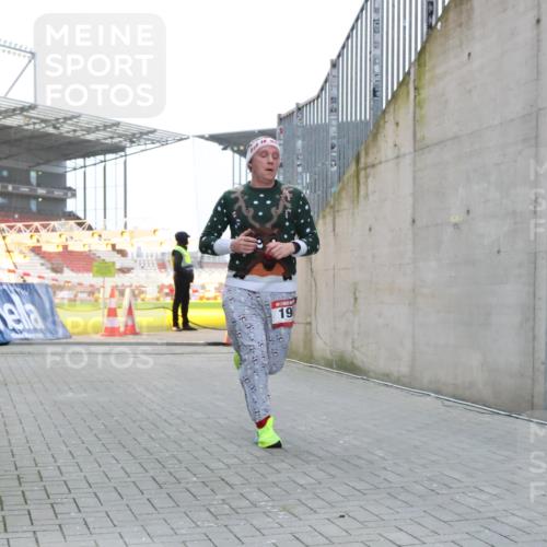 08.12.2024 - St. Pauli X-Mass-Run No. 14 H.Heesch http://msf.ph/oto/7495643 08.12.2024 09:59:54 Ziel 190, 431, 2746, 2762, 3156, 3157, 100, 190, 3156, 3157 meine-sportfotos.de