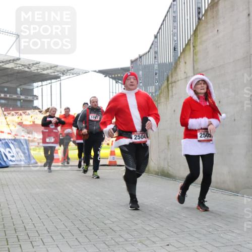 08.12.2024 - St. Pauli X-Mass-Run No. 14 H.Heesch http://msf.ph/oto/7495648 08.12.2024 10:07:59 Ziel 1092, 1152, 1153, 1274, 1685, 2505, 9, 11, 1297, 1685, 1867, 2350, 2501, 2504, 2505 meine-sportfotos.de