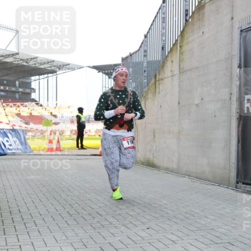 08.12.2024 - St. Pauli X-Mass-Run No. 14 H.Heesch http://msf.ph/oto/7495649 08.12.2024 09:59:55 Ziel 190, 431, 2746, 2762, 3156, 3157, 100, 190 meine-sportfotos.de