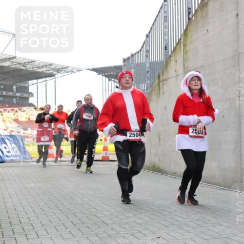 08.12.2024 - St. Pauli X-Mass-Run No. 14 H.Heesch http://msf.ph/oto/7495653 08.12.2024 10:07:59 Ziel 1092, 1152, 1153, 1274, 1685, 2505, 9, 11, 1297, 1685, 1867, 2350, 2501, 2504, 2505 meine-sportfotos.de