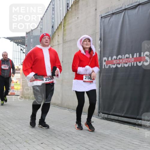 08.12.2024 - St. Pauli X-Mass-Run No. 14 H.Heesch http://msf.ph/oto/7495671 08.12.2024 10:07:59 Ziel 1092, 1152, 1153, 1274, 1685, 2505, 9, 11, 1297, 1685, 1867, 2350, 2501, 2504, 2505 meine-sportfotos.de