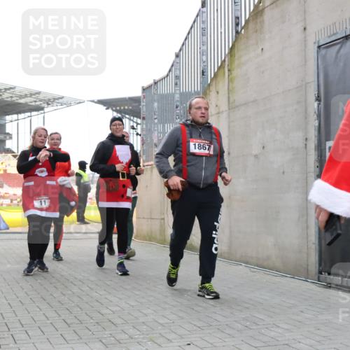 08.12.2024 - St. Pauli X-Mass-Run No. 14 H.Heesch http://msf.ph/oto/7495700 08.12.2024 10:08:01 Ziel 1092, 1152, 1153, 1274, 1685, 2504, 2505, 9, 11, 1297, 1867, 2350, 2501, 2504, 2505 meine-sportfotos.de