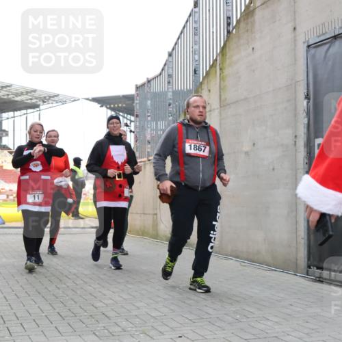 08.12.2024 - St. Pauli X-Mass-Run No. 14 H.Heesch http://msf.ph/oto/7495710 08.12.2024 10:08:01 Ziel 1092, 1152, 1153, 1274, 1685, 2504, 2505, 9, 11, 1297, 1867, 2350, 2501, 2504, 2505 meine-sportfotos.de