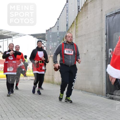 08.12.2024 - St. Pauli X-Mass-Run No. 14 H.Heesch http://msf.ph/oto/7495717 08.12.2024 10:08:01 Ziel 1092, 1152, 1153, 1274, 1685, 2504, 2505, 9, 11, 1297, 1867, 2350, 2501, 2504, 2505 meine-sportfotos.de