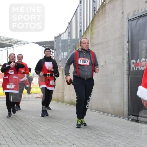 08.12.2024 - St. Pauli X-Mass-Run No. 14 H.Heesch http://msf.ph/oto/7495723 08.12.2024 10:08:01 Ziel 1092, 1152, 1153, 1274, 1685, 2504, 2505, 9, 11, 1297, 1867, 2350, 2501, 2504, 2505 meine-sportfotos.de