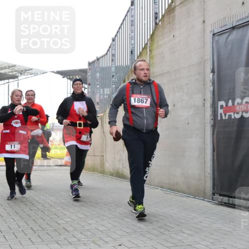 08.12.2024 - St. Pauli X-Mass-Run No. 14 H.Heesch http://msf.ph/oto/7495730 08.12.2024 10:08:02 Ziel 1092, 1152, 1153, 1274, 1685, 1867, 2504, 2505, 9, 11, 1297, 1867, 2350, 2501, 2504 meine-sportfotos.de