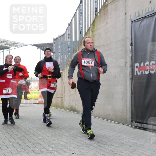 08.12.2024 - St. Pauli X-Mass-Run No. 14 H.Heesch http://msf.ph/oto/7495739 08.12.2024 10:08:02 Ziel 1092, 1152, 1153, 1274, 1685, 1867, 2504, 2505, 9, 11, 1297, 1867, 2350, 2501, 2504 meine-sportfotos.de