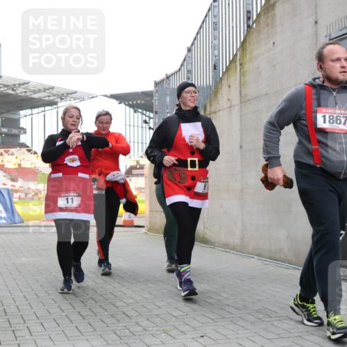 08.12.2024 - St. Pauli X-Mass-Run No. 14 H.Heesch http://msf.ph/oto/7495753 08.12.2024 10:08:02 Ziel 1092, 1152, 1153, 1274, 1685, 1867, 2504, 2505, 9, 11, 1297, 1867, 2350, 2501, 2504 meine-sportfotos.de
